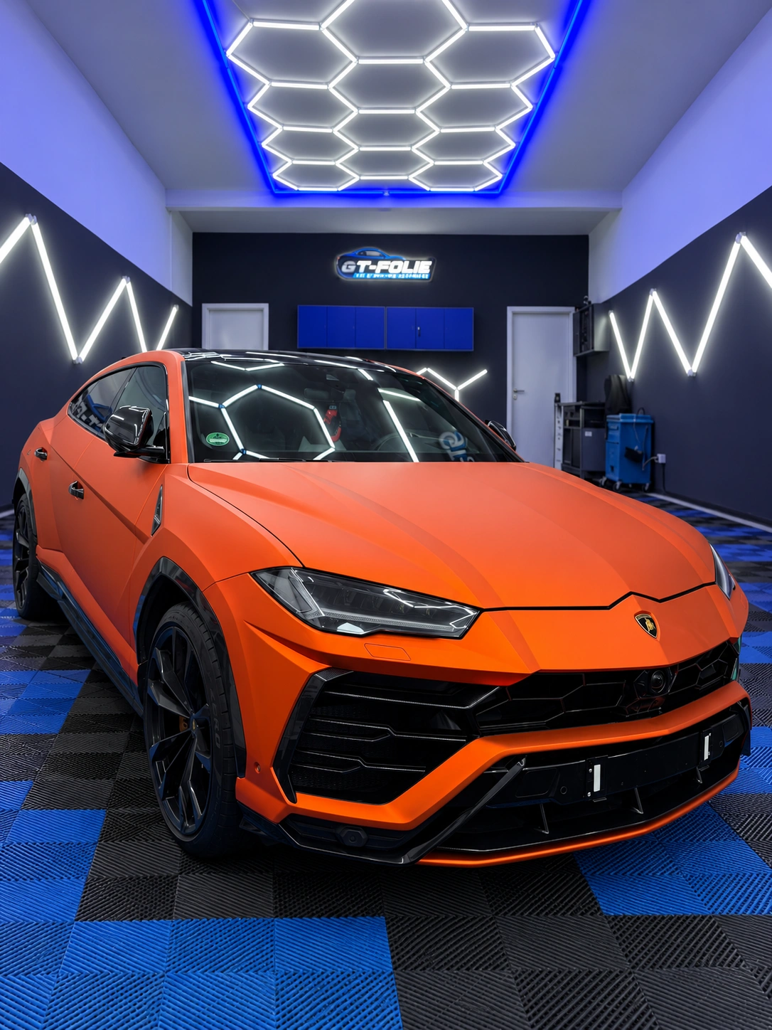 Orange mit Ansage · Fotomontage im neuen Laden