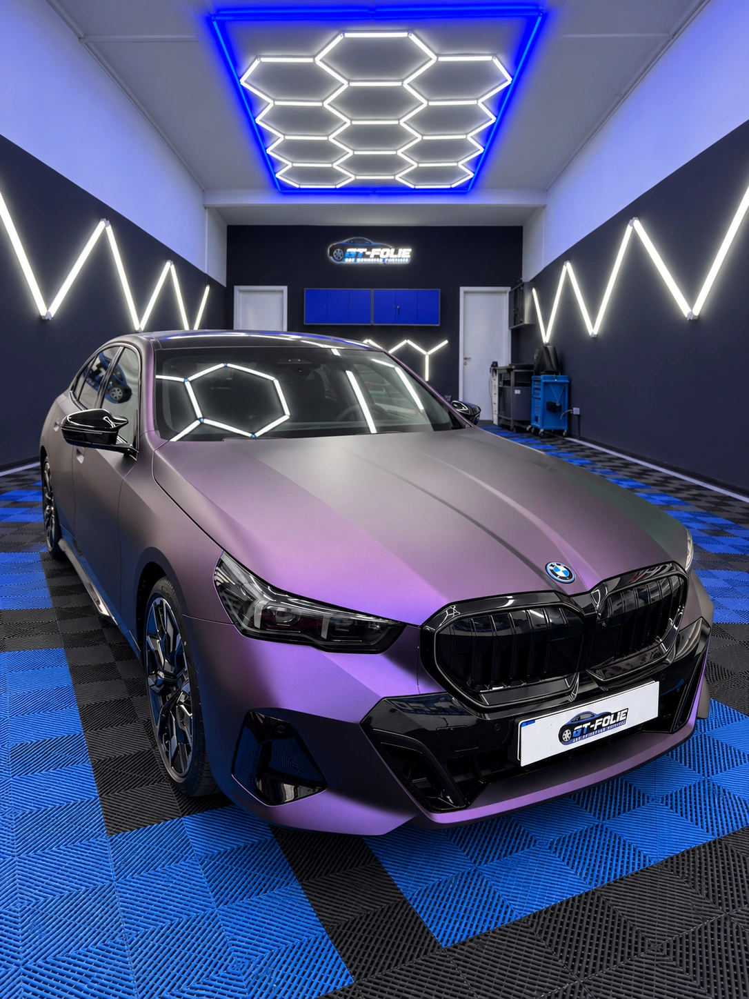 Satin in Violett · Fotomontage im neuen Laden