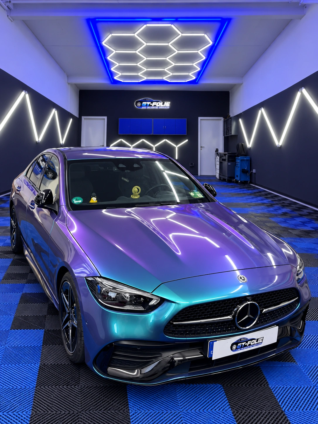 Fahrzeug mit blau-violettem Farbeffekt im neuen Laden · Fotomontage